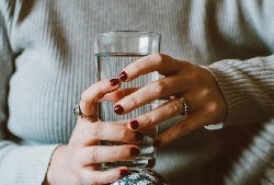 老年人口干症：当唾液腺“罢工”时，我们该怎么办？