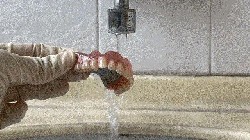 守护银发笑容：三个清洁小技巧，让假牙更“长寿”！