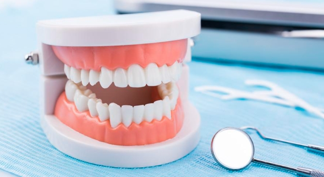 假牙也要讲卫生，如何正确的清洁假牙？
